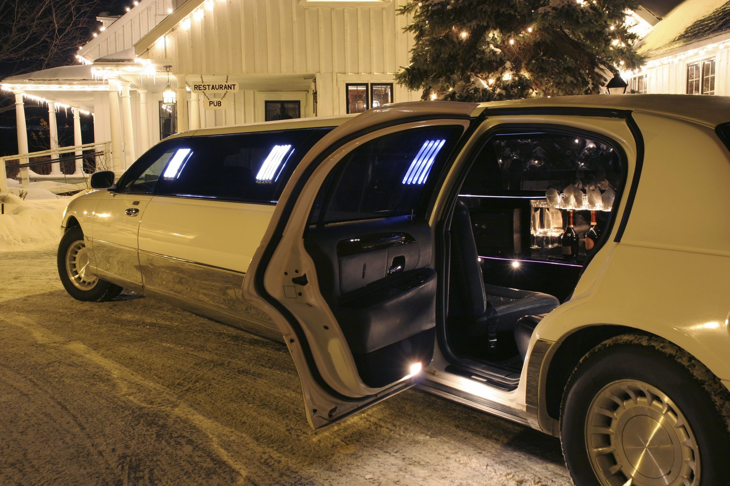 Preparing for a Memorable Journey: What to Expect When Booking an Airport Limo in Hartford, CT
